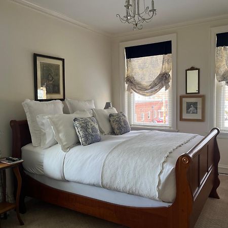 Ironclad Inn And Bourbon Room Fredericksburg Bagian luar foto