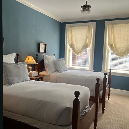 Ironclad Inn And Bourbon Room Fredericksburg Bagian luar foto