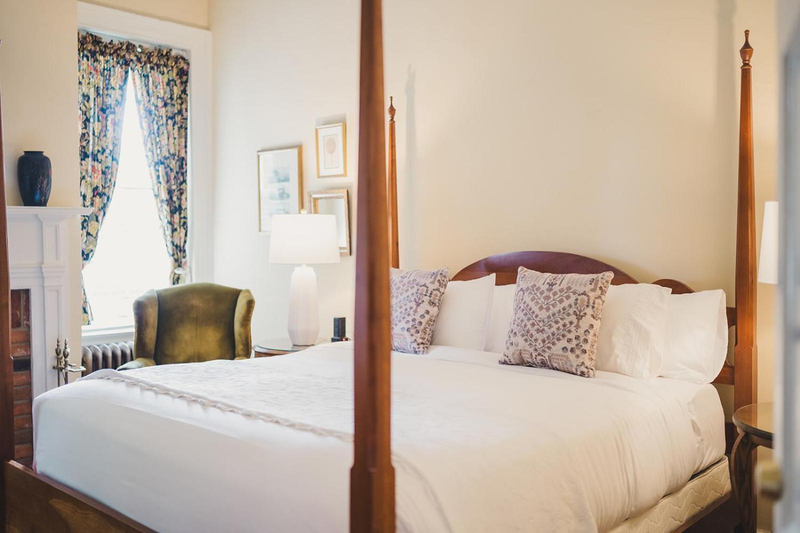 Ironclad Inn And Bourbon Room Fredericksburg Bagian luar foto
