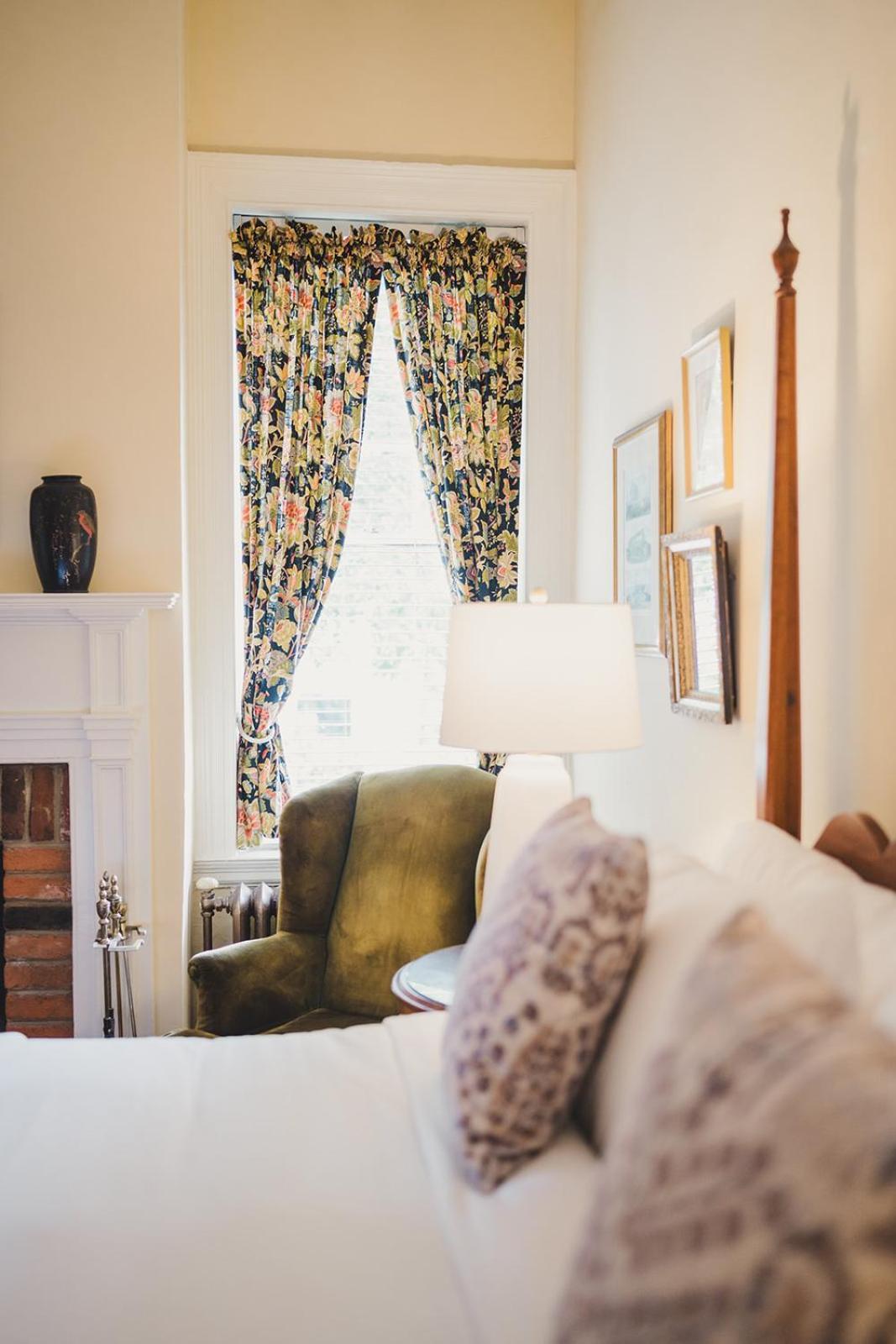 Ironclad Inn And Bourbon Room Fredericksburg Bagian luar foto