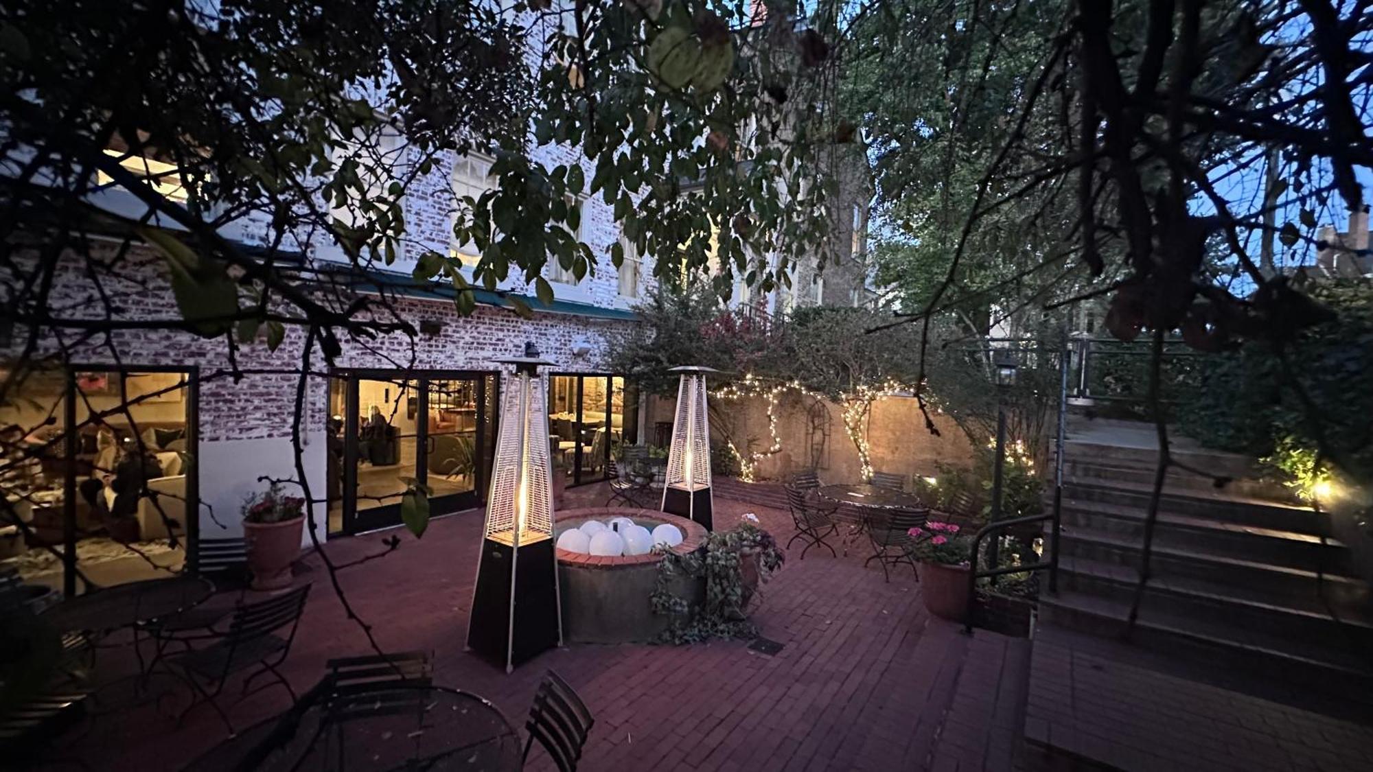 Ironclad Inn And Bourbon Room Fredericksburg Bagian luar foto