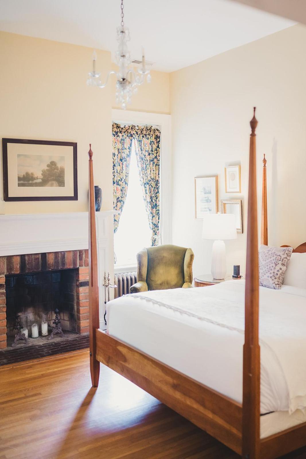 Ironclad Inn And Bourbon Room Fredericksburg Bagian luar foto