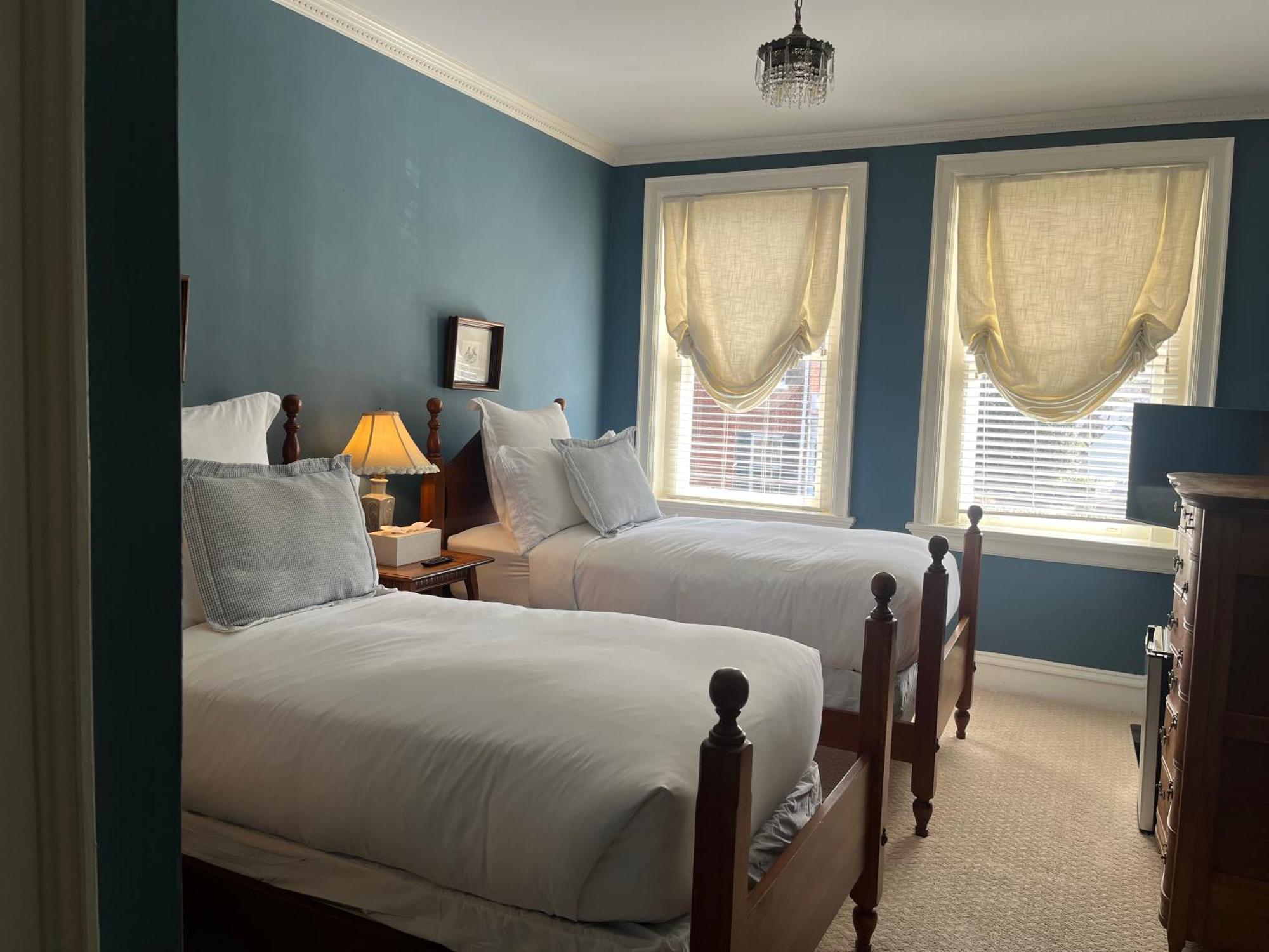 Ironclad Inn And Bourbon Room Fredericksburg Bagian luar foto