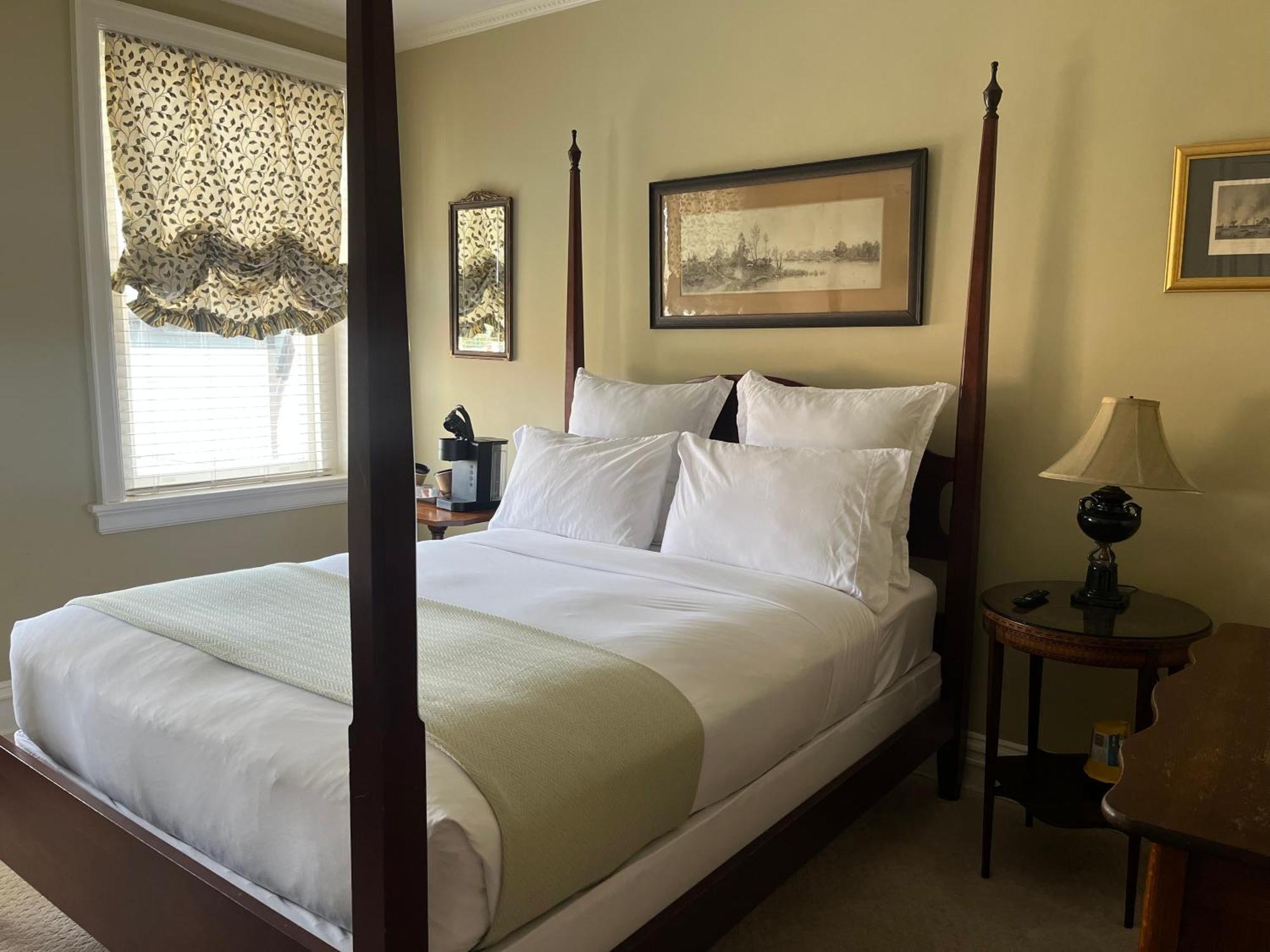 Ironclad Inn And Bourbon Room Fredericksburg Bagian luar foto