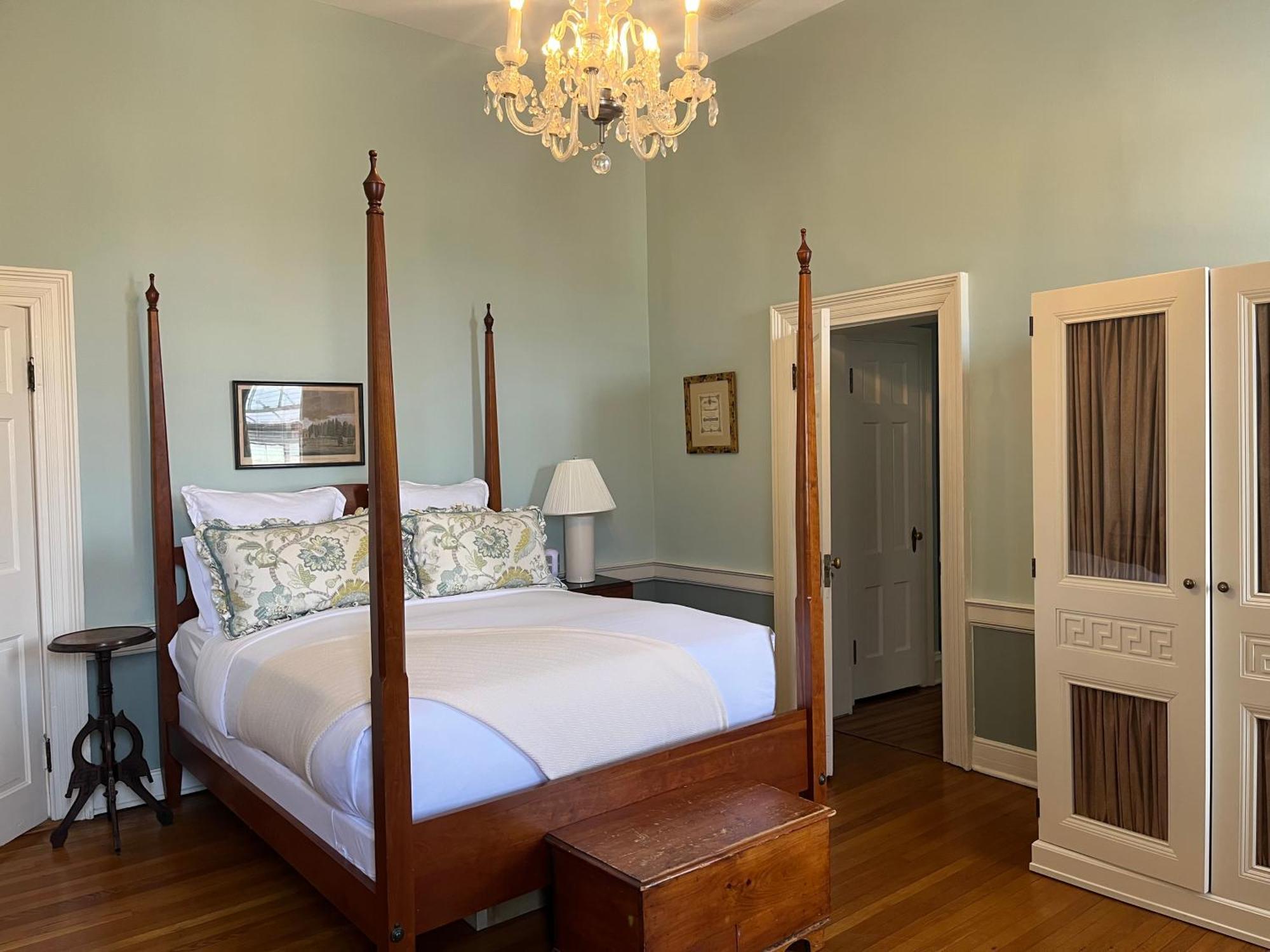 Ironclad Inn And Bourbon Room Fredericksburg Bagian luar foto