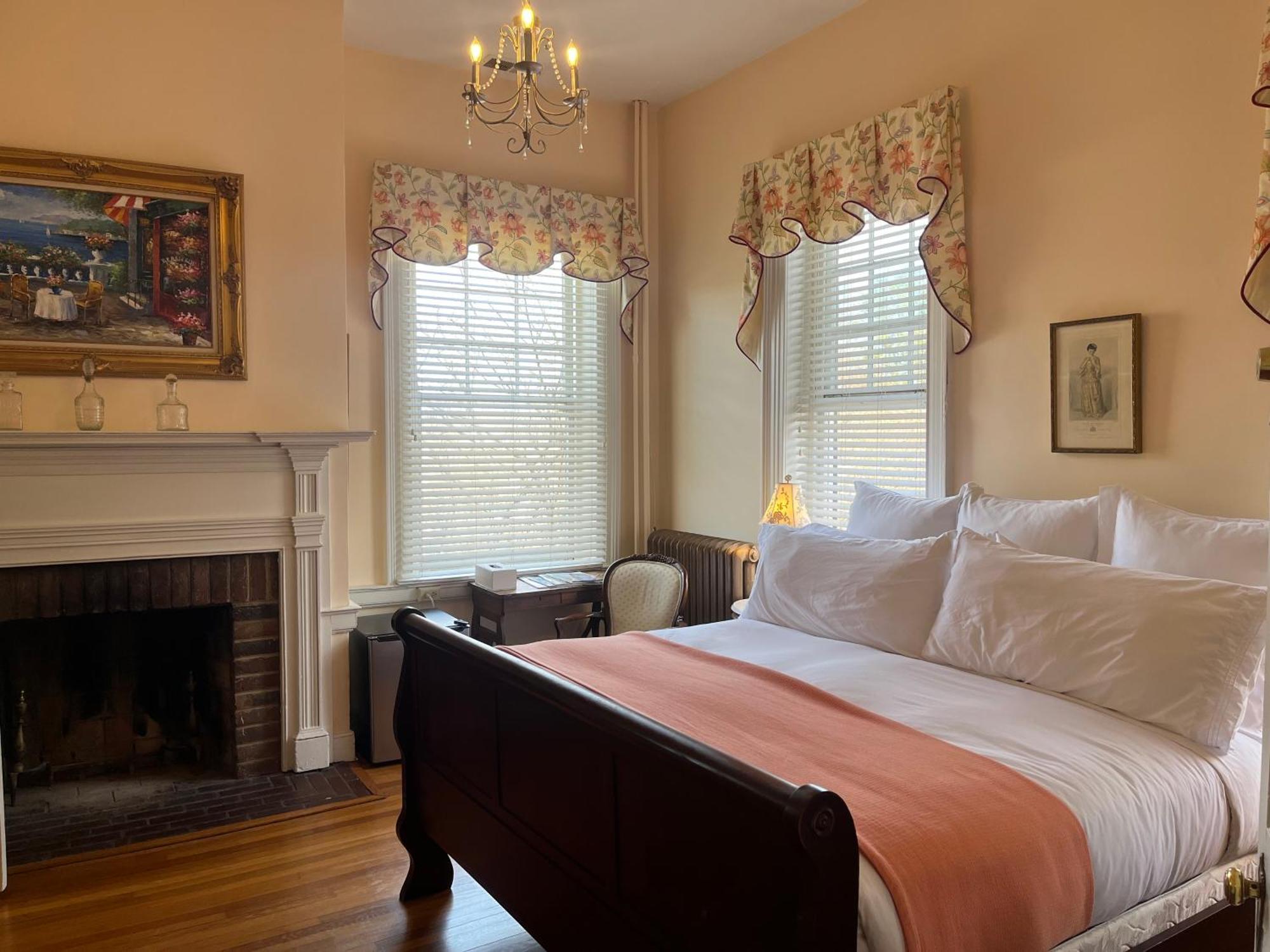 Ironclad Inn And Bourbon Room Fredericksburg Bagian luar foto