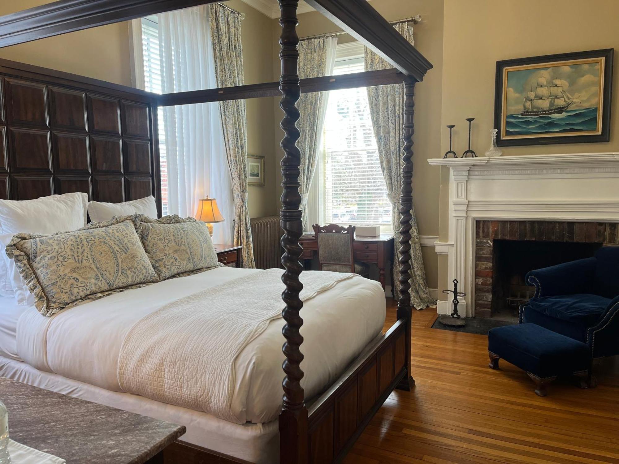 Ironclad Inn And Bourbon Room Fredericksburg Bagian luar foto