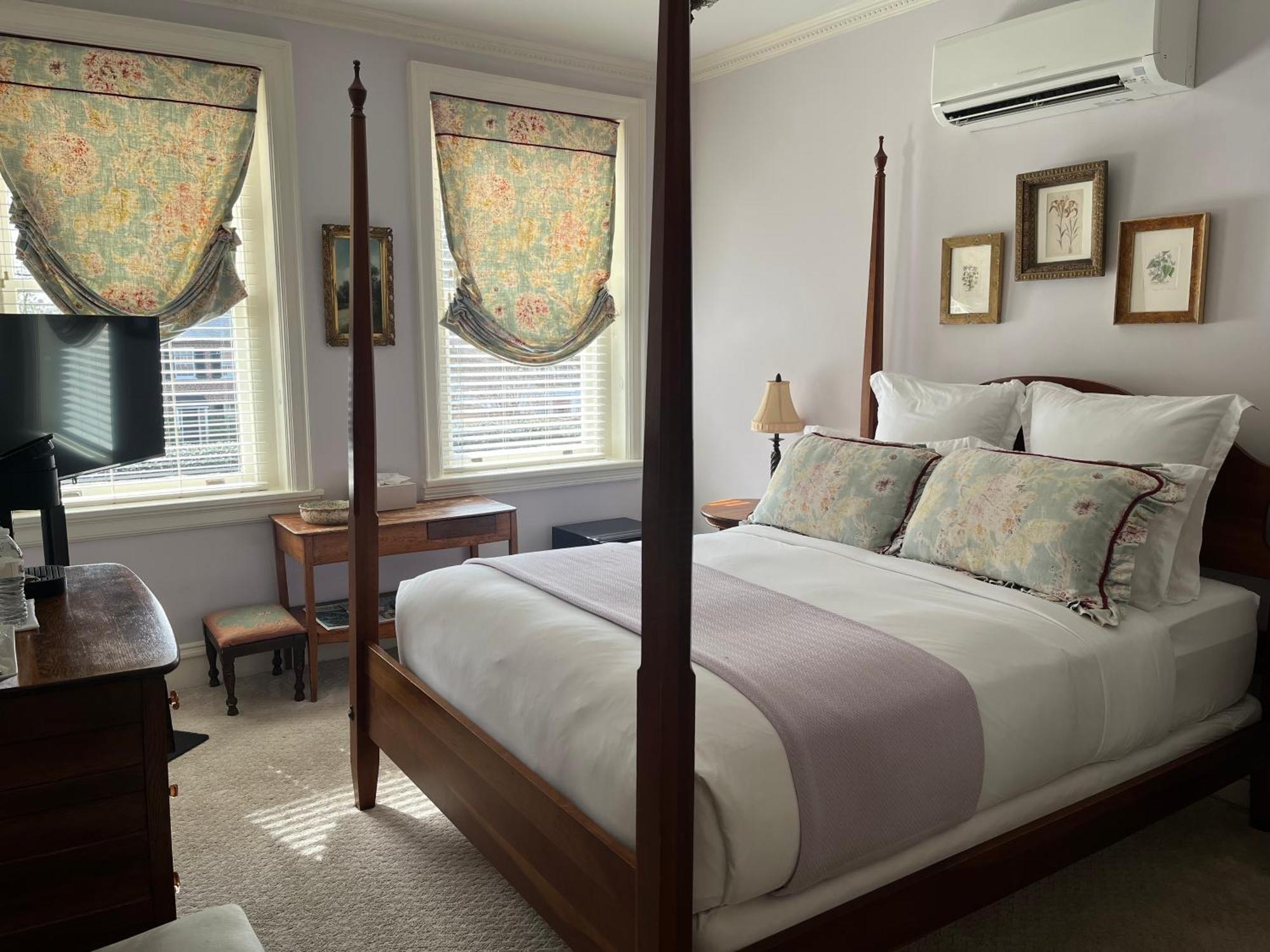Ironclad Inn And Bourbon Room Fredericksburg Bagian luar foto